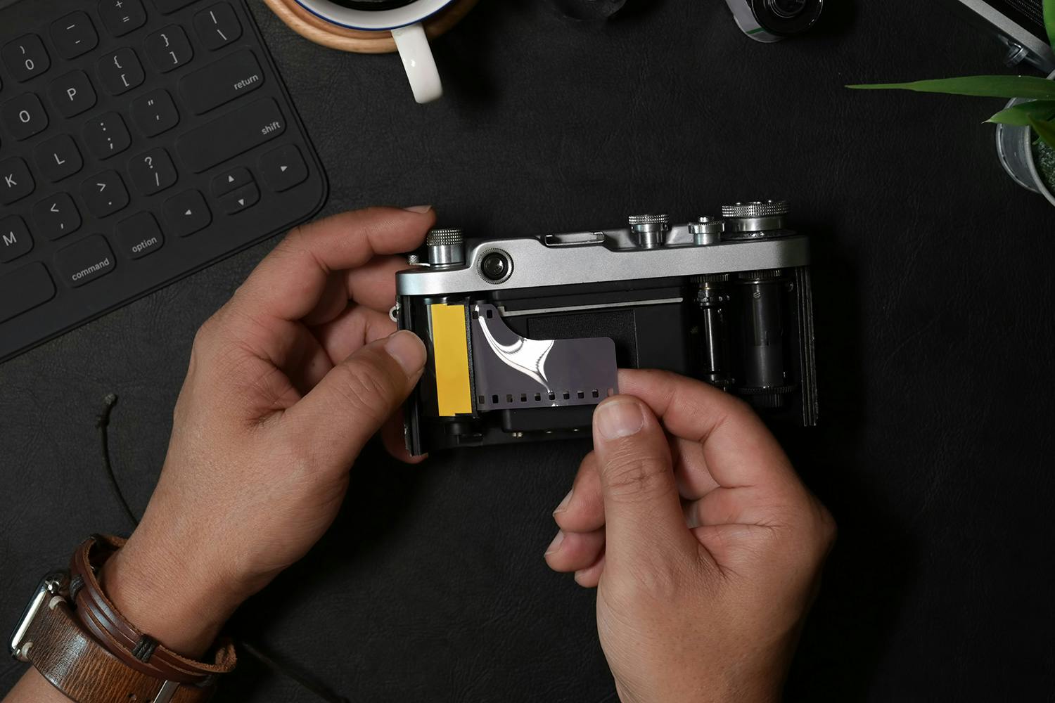 montering af film i kamera 1286591035 Film i et analog amera.